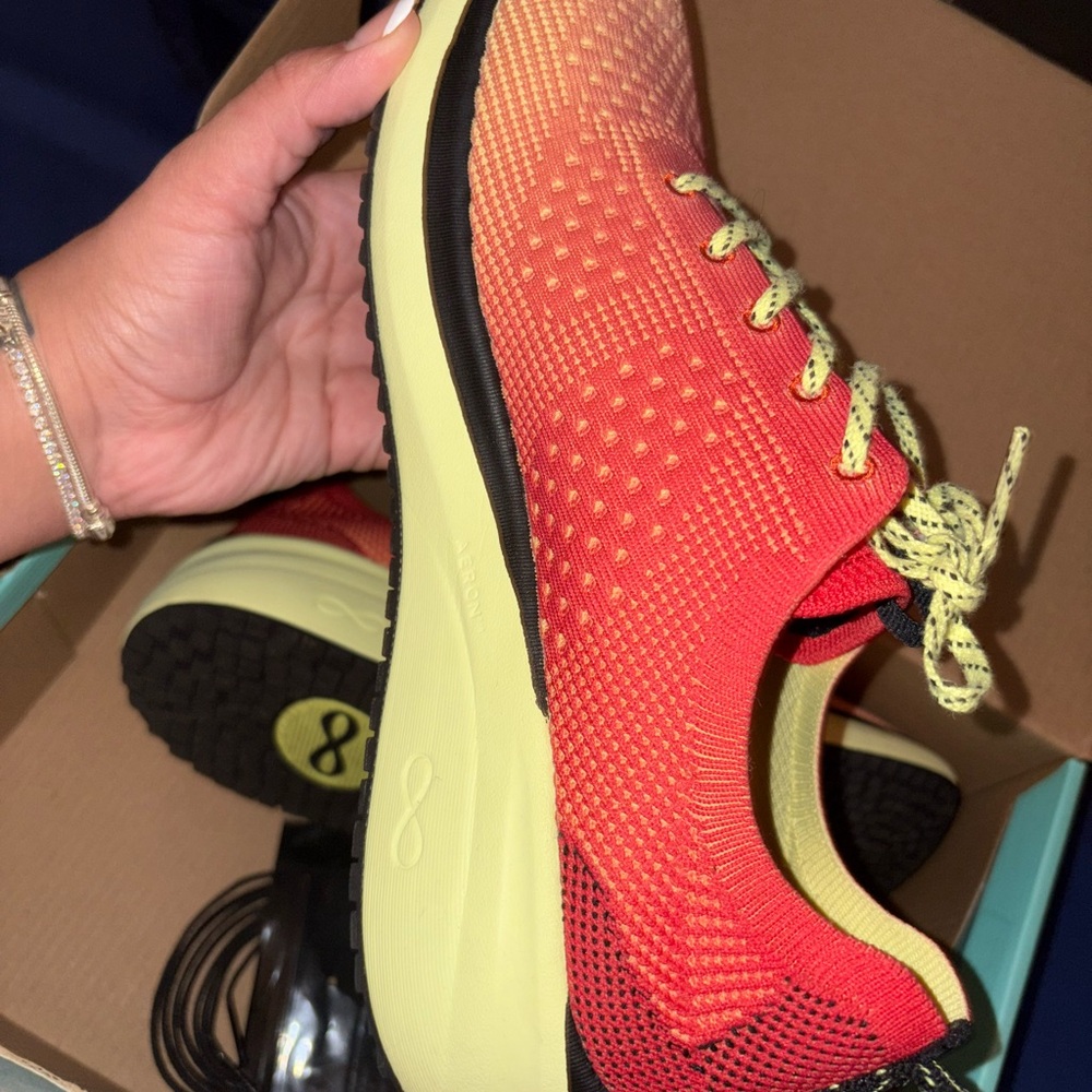 Stylish Gradient Sneakers - Picture 2 of 4